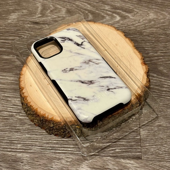 Casely iPhone 11 Pro Max Case in White Marble with Mag Safe - Picture 4 of 7